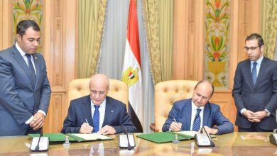 صورة “نصار ” و” العصار” يوقعان عقد لإدارة وتشغيل مركز تكنولوجيا دباغة الجلود بالروبيكى