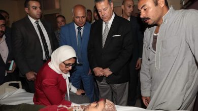صورة وزيرة الصحة ومحافظ بنى سويف يطمئنان على  الحالة الصحية لتلاميذ التسمم الغذائي 