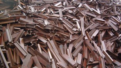 صورة وزير التجارة والصناعة يصدر قراراً باستمرار رسم الصادر المفروض على خردة المعادن ونفايات الورق