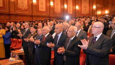 صورة مجدي يعقوب وفاروق الباز ومصطفى السيد  في احتفالات الجامعة البريطانية