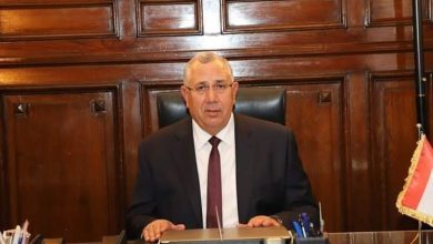 صورة وزير الزراعة يتابع من مكتبه تاثير الظروف الجوية على المحاصيل والثروة الحيوانية والداجنة