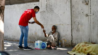 صورة “بنك الكساء” يوزع 5 آلاف كمامة على دور الإيواء ومن هم بلا مأوى بالشوارع