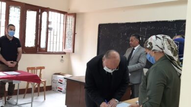 صورة محافظ القاهرة” يدلي بصوته في مصر الجديدة