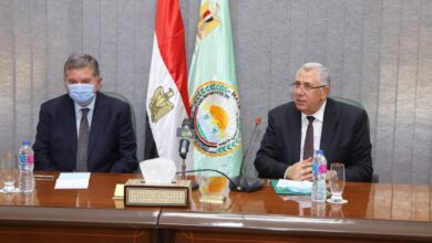 صورة وزيرا الزراعة وقطاع الاعمال  يبحثان تطوير منظومة القطن