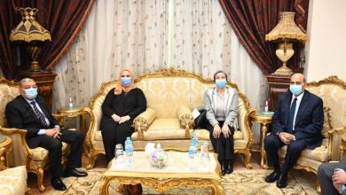 صورة وزيرتا التضامن الاجتماعي والبيئة ومحافظ المنيا يفتتحون مشروع إنشاء ٦٠ وحدة بيوجاز منزلي