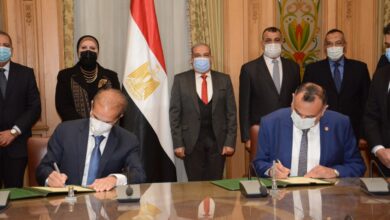صورة وزيرا “التجارة والصناعة والانتاج الحربي يشهدان توقيع اتفاقية  تصنيع الأوتوبيسات الكهربائية