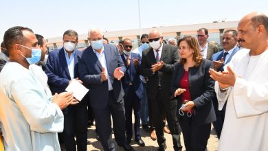 صورة وزير الزراعة يشارك محافظ قنا ورئيس البنك الزراعي في تسليم بونات تموين مجانية للسائقين