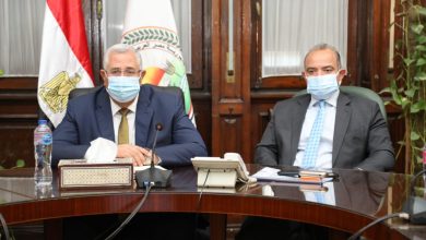 صورة وزير الزراعة يبحث مع رئيس البورصة تطوير اليات تداول  السلع الاستراتيجية