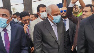صورة راشد وشعيب وامبابى وسفيرى اليمن واندونيسيا يفتتحون اليوم المهرجان الاول للتمور بالواحات البحرية