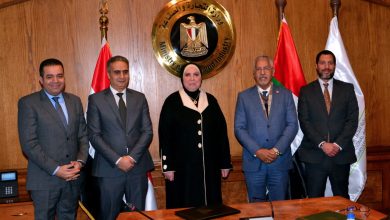 صورة وزيرة التجارة والصناعة تصدر قراراً بفرض رسوم مكافحة إغراق نهائية على الواردات التركية من قطاعات اليو بي في سي