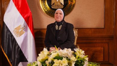صورة وزيرة التجارة والصناعة تصدر قراراً باشتراطات الإفراج عن سيارات الركوب من الفئة M1