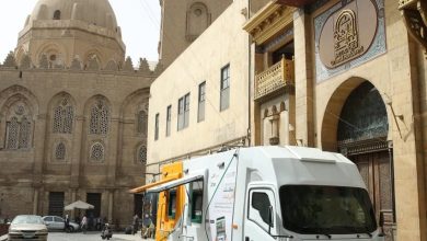 صورة لمواكبة الإقبال خلال رمضان..سيارات صراف آلي متنقلة من” البنك الأهلي”  بشارع المعز