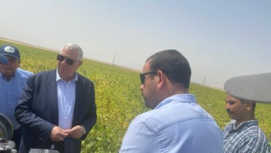 صورة وزير الزراعة يقوم بزيارة لمشروع مستقبل مصر..و حصاد فول الصويا وسيلاج الذرة