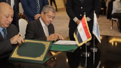 صورة توقيع إتفاقية تحاسبية بين مصلحة الضرائب المصرية ، والإتحاد العام للغرف التجارية عن نشاط تجارة المصوغات بالتجزئة