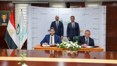 صورة رئيس البريد المصري ومدير عام أمازون مصر يشهدان توقيع بروتوكول تعاون بين شركة البريد للتوزيع وشركة أمازون مصر