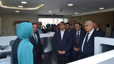 صورة خلال افتتاح فرع البنك الجديد.. محافظ السويس يستقبل قيادات البنك الزراعي