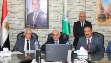 صورة وزير التربية والتعليم ومحافظ الجيزة يتابعان سير الامتحانات من مقر غرفة العمليات