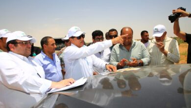 صورة الريف المصرى  : شق وتمهيد ٥٠٠ كيلو طرق ومدقات بأراضى مشروع ال ١.٥ مليون فدان فى غرب المنيا(صور)