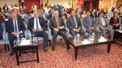 صورة وزير التنمية المحلية ومحافظ الجيزة يفتتحان معرض الحرف التراثية والمنتجات اليدوية