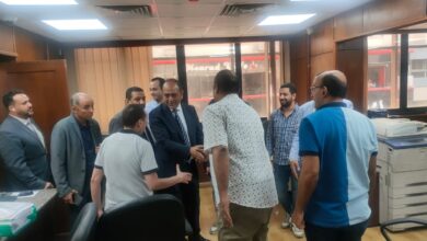 صورة رئيس تجارية الجيزة  الجديد يلتقى بالعاملين في الغرفة