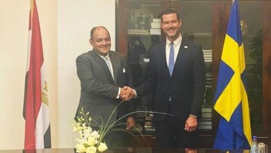 صورة وزير التجارة والصناعة ونظيره السويدي يشهدان توقيع اتفاقية لتصنيع أتوبيسات كهربائية لتصديرها للسوق الأوروبي