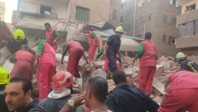 صورة محافظ القاهرة يتابع عمليات رفع انقاض العقار المنهار بحى حدائق القبة