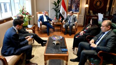 صورة وزير التجارة والصناعة يلتقي المبعوث التجاري لرئيس الوزراء البريطاني إلى مصر