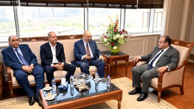 صورة وزير التجارة والصناعة يبحث مع شركة البشائر السعودية خطتها لإقامة مشروع بالسوق المصري