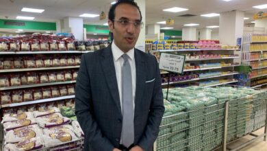 صورة اقبال شديد من المواطنين على المجمعات الاستهلاكية والسلاسل التجارية لشراء سلع المبادرة الرئاسية