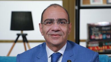 صورة وزير الصحة يهنئ الدكتور حسام حسني لتعيينه أمينا عاما للمجلس الصحي المصري