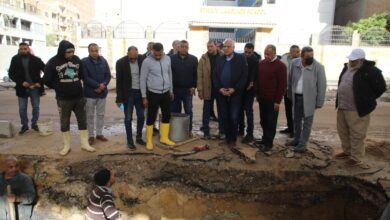 صورة محافظ الجيزة يتفقد أعمال اصلاح كسر بماسورة مياه 400 مم  بالمريوطية