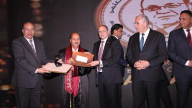 صورة وزير الزراعة يسلم الفائزين بجائزة جامعة الدلتا في مجال الزراعة والأمن الغذائي(صور)