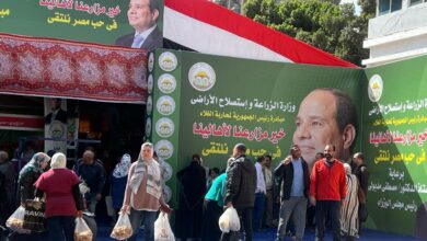 صورة إقبال كبير من المواطنين على معرض خير مزارعنا لاهالينا لشراء احتياجاتهم وسلع رمضان