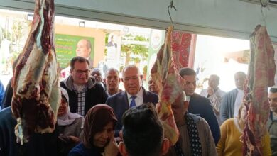 صورة وزير الزراعة يتفقد معرض وزارة الزراعة للسلع الغذائية خير مزارعنا لأهالينا