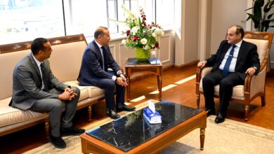 صورة وزير التجارة والصناعة يبحث مع الممثل الإقليمي ل” اليونيدو “خطط مشروعاتها بالسوق  المصري