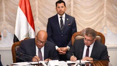 صورة وزير الشباب والرياضة يشهد توقيع مذكرة تفاهم بين الوزارة والغرفة التجارية للقاهرة للحد من ظاهرة الهجرة غير الشرعية
