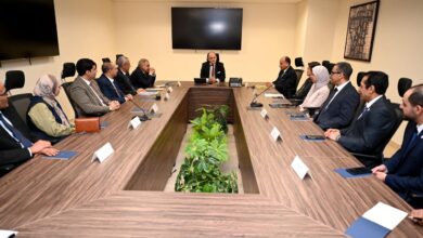 صورة وزير التجارة والصناعة يتسلم شهادة المواصفة القياسية الدولية لنظام إدارة المؤسسات