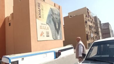 صورة رئيس حي العمرانية يتابع تركيب بانرات على الدائري.. وازالة اسوار مخالفة في ابو زارع(صور)