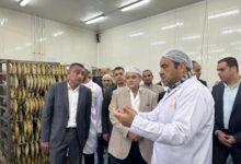 صورة وزير التجارة والصناعة ومحافظ بورسعيد يتفقدان مصنع بورسعيد ستار لإنتاج الأسماك المدخنة