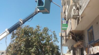 صورة رئيس حي العمرانية يتابع اعمال النظافة..  ورفع اعمدة الانارة المتهالكة من الشوارع(صور)