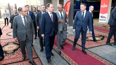 صورة وزير التجارة والصناعة ورئيس الوزراء البيلاروسي يتفقدان  الشركة الدولية للصناعات