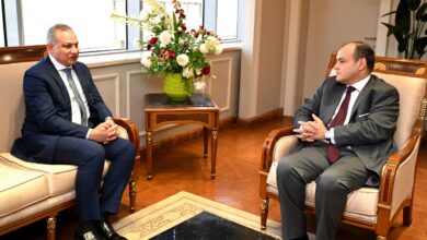 صورة وزير التجارة والصناعة يبحث  تحقيق التنمية الصناعية بمنطقة  بمنشأة ناصر