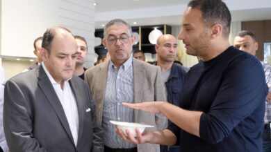صورة وزير التجارة والصناعة يزور مصانع الشركة المصرية الألمانية لصناعة البورسلين