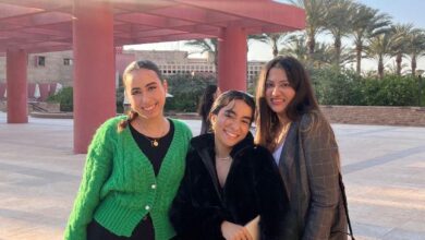 صورة طالبات الجامعة الأمريكية بالقاهرة يفزن بالمركز الأول بتطبيق تسوق مستدام