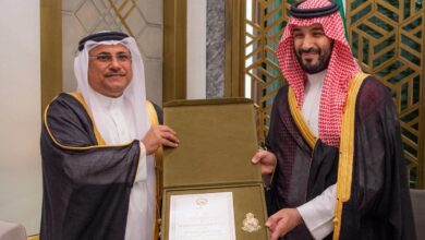صورة ولي العهد السعودي يستقبل رئيس البرلمان العربي ويتسلم وسام القائد