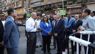 صورة وزيرة التنمية المحلية ومحافظ القاهرة يتفقدان أعمال إزالة حريق عقاري الموسكي