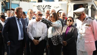 صورة وزيرة التنمية المحلية تشرف مع محافظ القاهرة علي عمليات البحث عن ناجين من سكان عقار  مدينة نصر