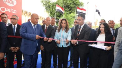 صورة محافظ القاهرة خلال افتتاح معرض اهلا مدارس يشيد بمعرض شباب الخريجين