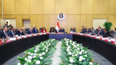 صورة “وزير الصناعة” يتعهد بمواجهة  ظاهرة تهريب الملابس الجاهزة للسوق المحلي تحت مسمى” تبرعات”