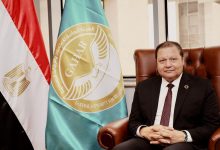 صورة حصول رئيس الهيئة العامة للاعتماد والرقابة الصحية، على جائزة الطبيب العربي
